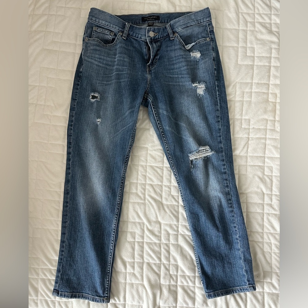 Woman’s Banana Republic cropped straight boyfriend jeans ripped knee 30 short